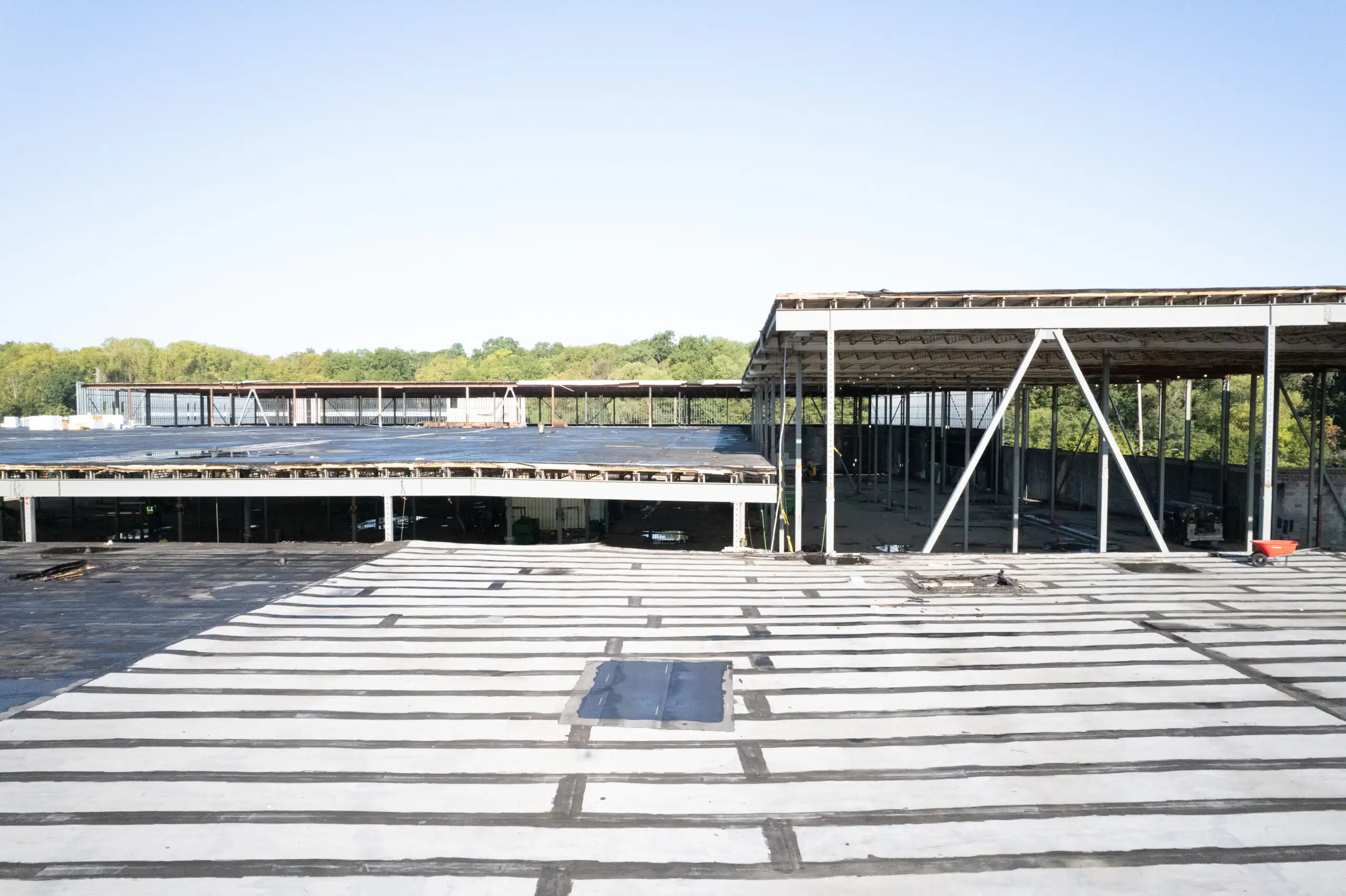 LIFTEX Blog Vertical Roof Lifting vs. Outward Warehouse Expansion